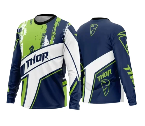 Camisa personalizada com logo no peito e estampa grande nas costas mostrando design exclusivo para motoclubes e trilheiros em cores vibrantes, estilo robusto e moderno.